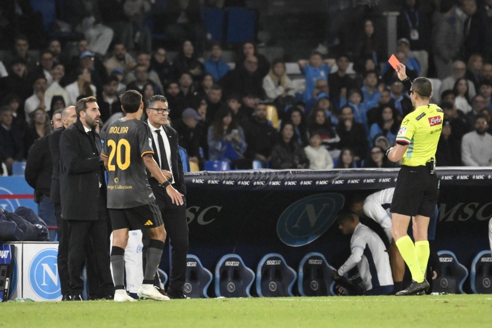 Allegri nhận thẻ đỏ vì lỗi phản ứng. Ảnh: EPA IMAGES. 