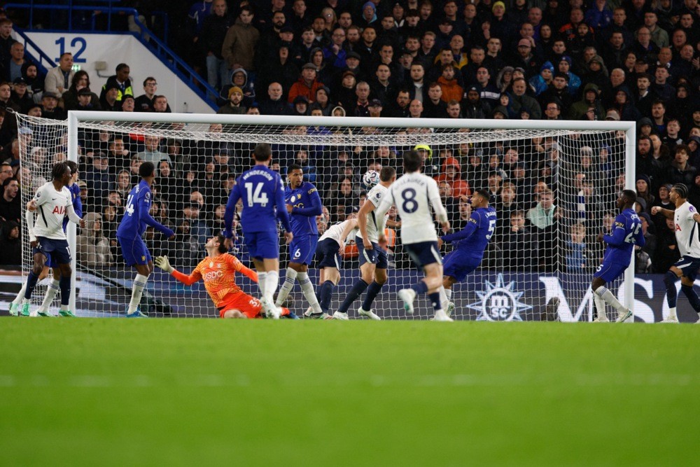Mike Penders vẫn được Alonso đặt trọn niềm tin. Ảnh: EPA.