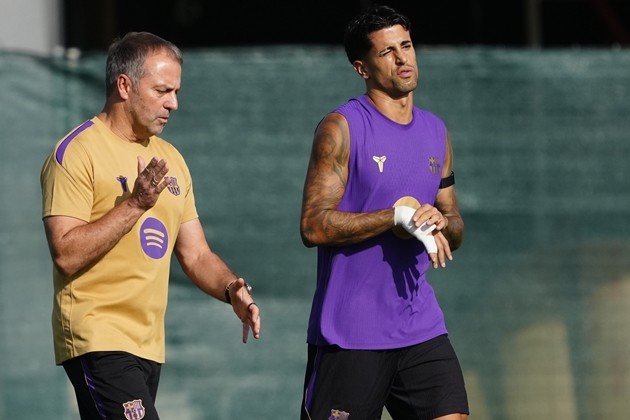 Barcelona gặp vấn đề ở hàng phòng ngự. Ảnh: EPA/Alejandro García