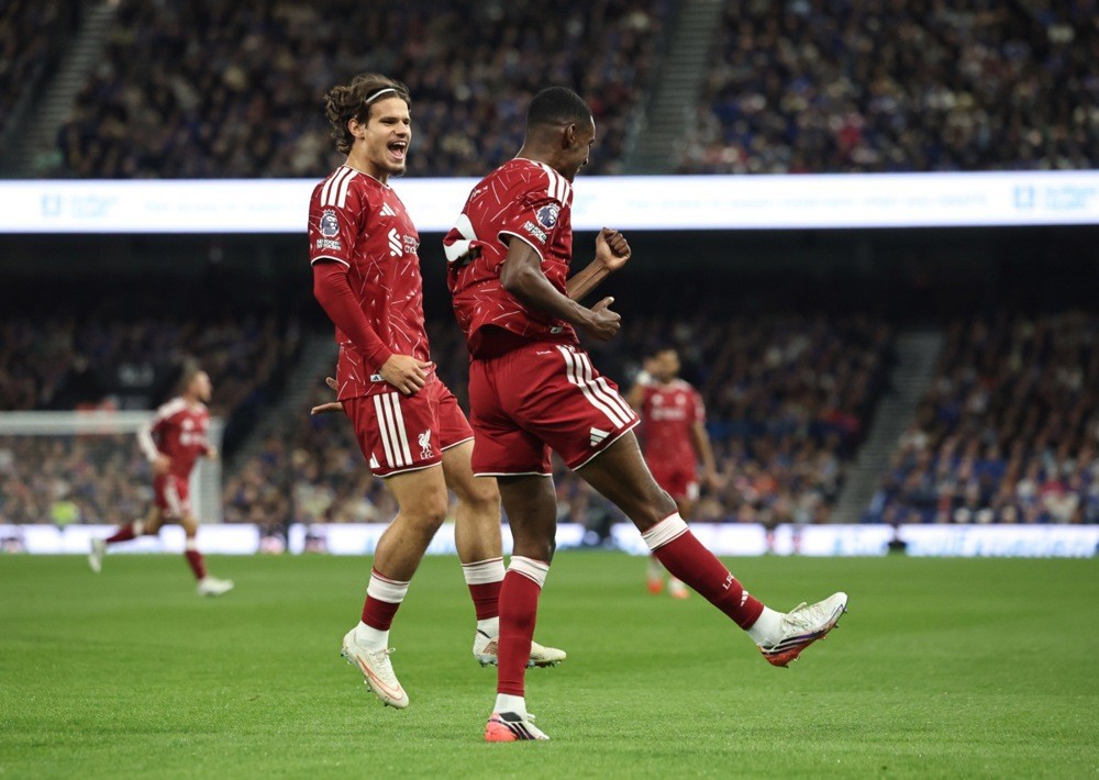 Tiếp tục là cánh phải của Liverpool khi Bradley Barcola tận dụng tình huống mất bóng hớ hênh của hậu vệ Brighton để kiến tạo cho Alexander Isak nâng cách biệt lên thành 2-0. Ảnh: EPA.