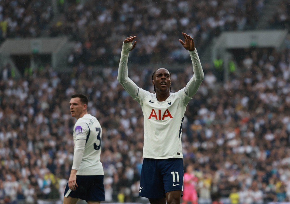 Mathys Tel vừa có màn trình diễn ấn tượng trước Chelsea. Ảnh: EPA.