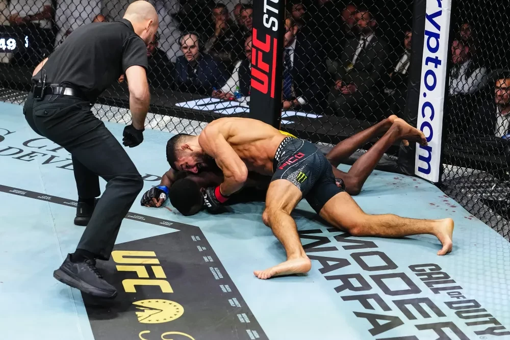 Aaron Pico tung cú đấm về phía Losene Keita