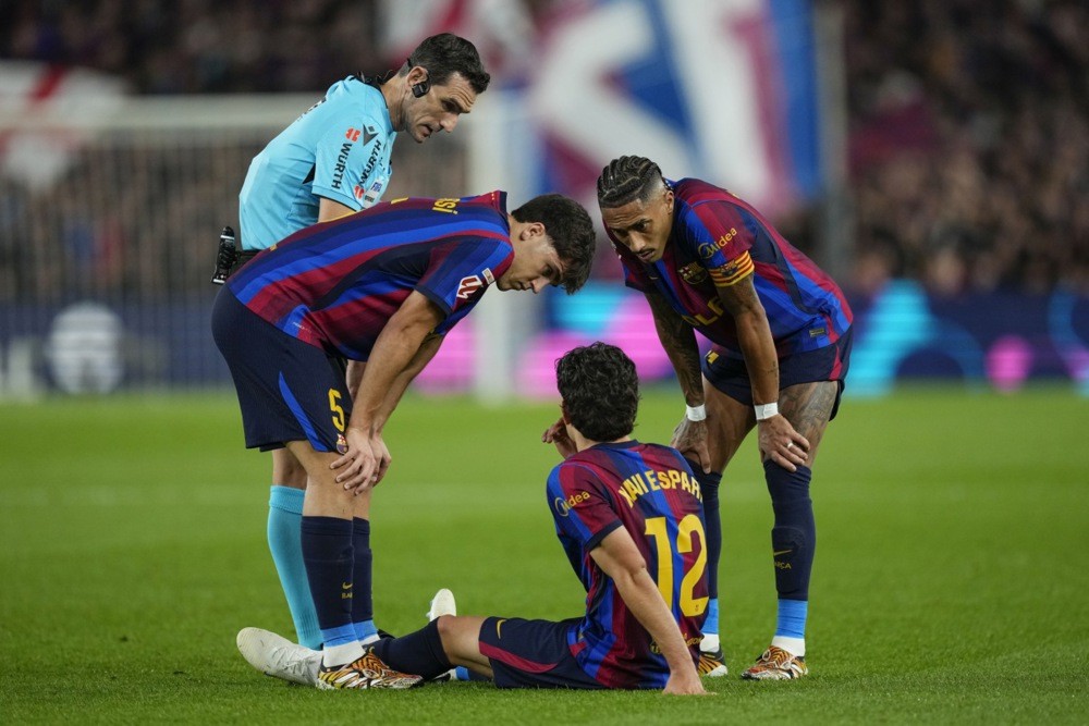 Xavi Espart chấn thương sau pha va chạm với Tchouameni. Ảnh: EPA.