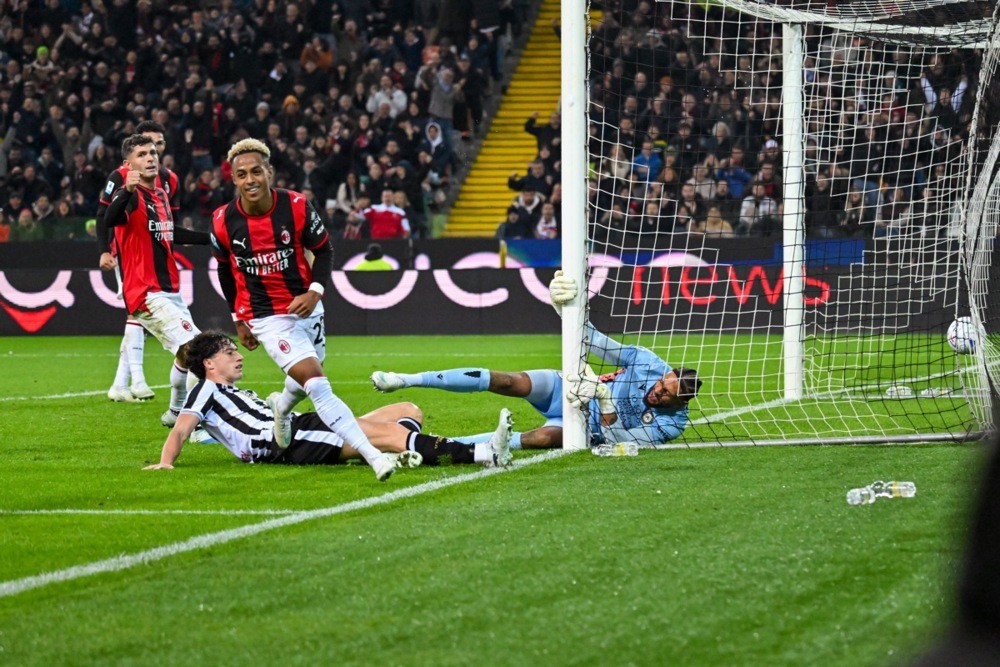 Hutchinson ghi bàn cho Milan. Ảnh: EPA.