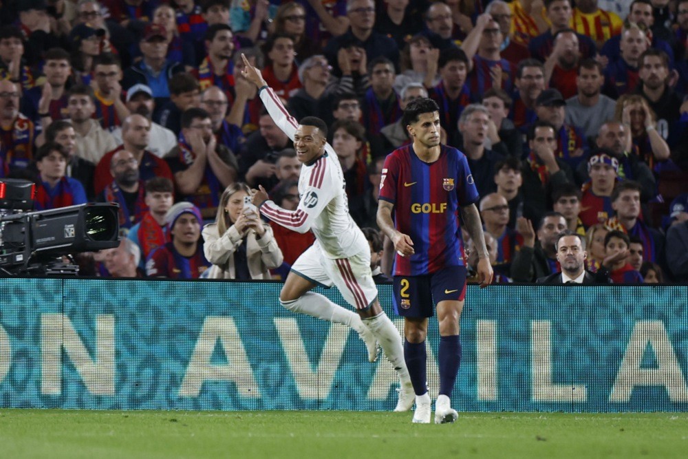Mbappe ghi cả 2 bàn thắng cho Real. Ảnh: EPA.