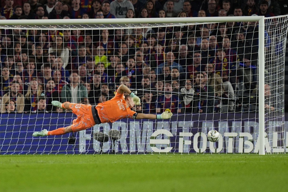 Andriy Lunin – 7/10: Thay thế Courtois bị ốm, thủ thành người Ukraine chơi chắc chắn với 5 pha cứu thua, nổi bật là tình huống phản xạ xuất thần trước cú đánh đầu cận thành của Gerard Martín.