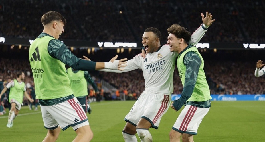 Real Madrid thắng Barca 2-1. Ảnh: EPA.