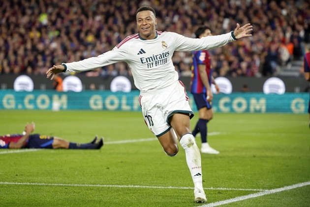 Kylian Mbappe và các đồng đội nhấn chìm Barcelona. Ảnh: EPA