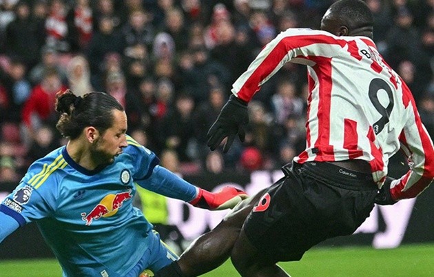 James Trafford tỏa sáng trong khung gỗ của Leeds. (Ảnh: EPA Images)