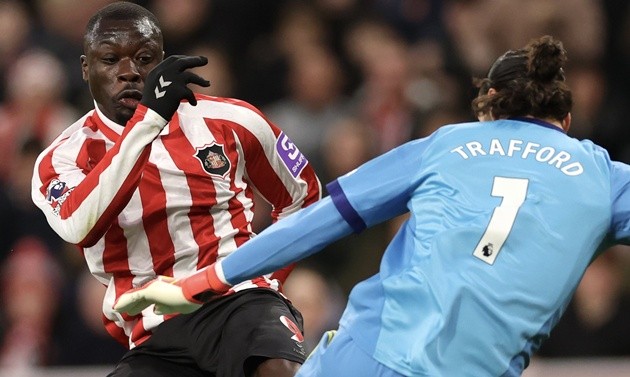 Brobbey không thể đánh bại Trafford. (Ảnh: EPA Images)