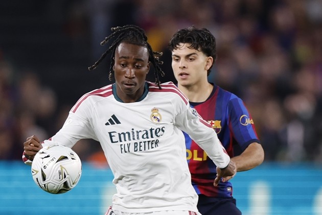 Yan Diomande chơi tự tin trong trận đấu với Barcelona. Ảnh: EPA/ALBERTO ESTEVEZ