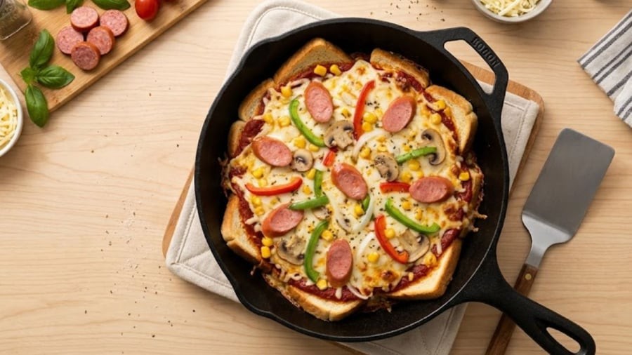 Bạn có thể làm bánh pizza bằng bánh mì và một số nguyên liệu có sẵn trong nhà.