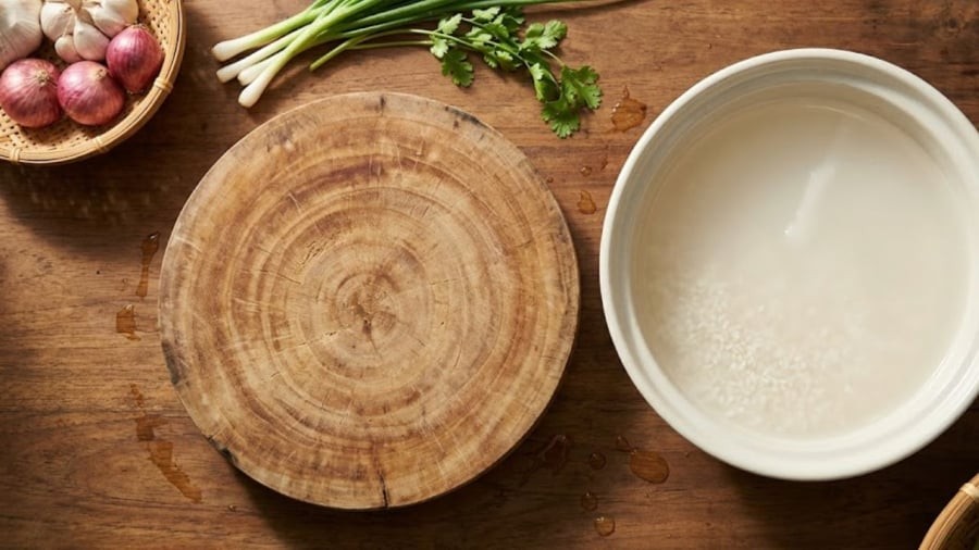 Thớt gỗ mua về không nên sử dụng ngay. Bạn nên xử lý qua vài bước để tăng độ bền cho thớt.