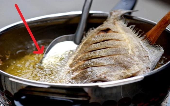 Muốn cá có lớp da vàng đẹp, khâu làm nóng chảo rất quan trọng. Nên đặt chảo lên bếp, làm nóng trước rồi mới cho dầu ăn vào. Khi dầu nóng vừa, có thể nhẹ nhàng đặt cá vào chảo.
