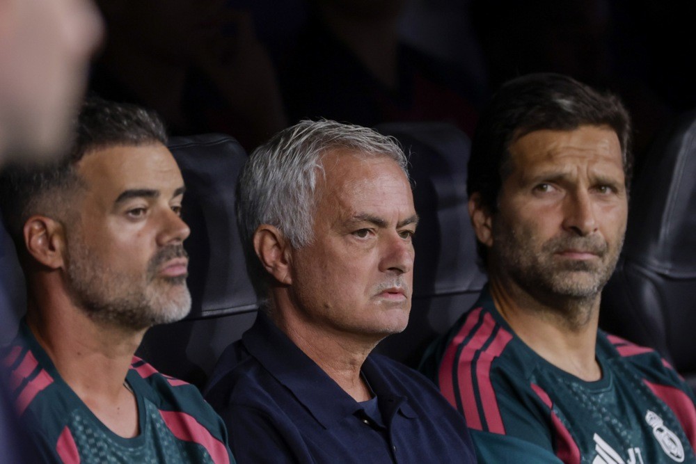 Mourinho chứng tỏ đẳng cấp trước Barca. Ảnh: EPA.