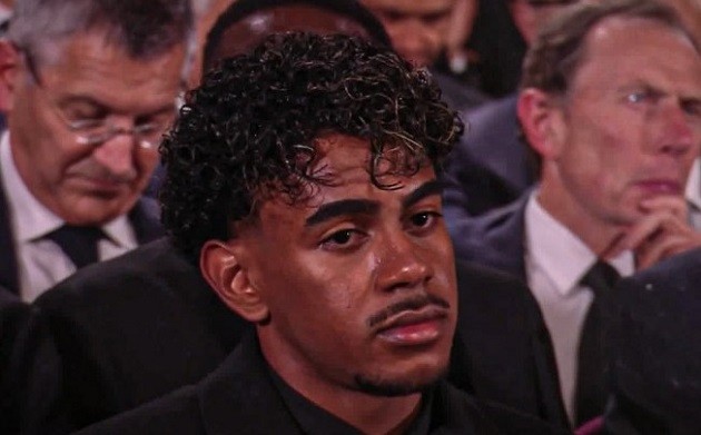 Yamal không thể giấu sự thất vọng khi nhìn Kane đoạt Quả bóng vàng. Ảnh: ESPN.