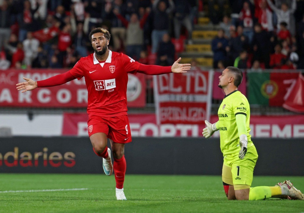 Gustavo Varela là hiện tượng thú vị của Serie A mùa này. Ảnh: EPA.