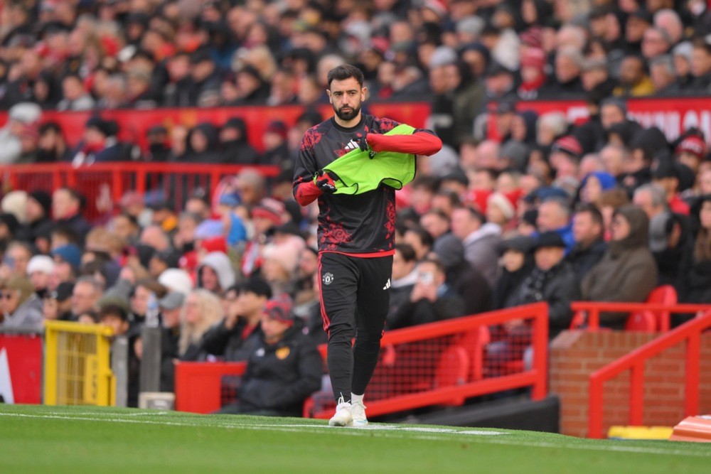 Bruno Fernandes khiến nội bộ MU thêm rối ren. Ảnh: EPA.