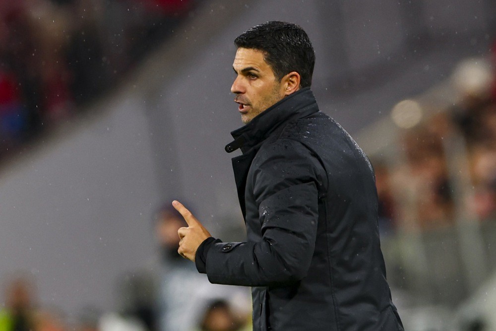Arteta ngưỡng mộ tài sút phạt của Junior. Ảnh: EPA.