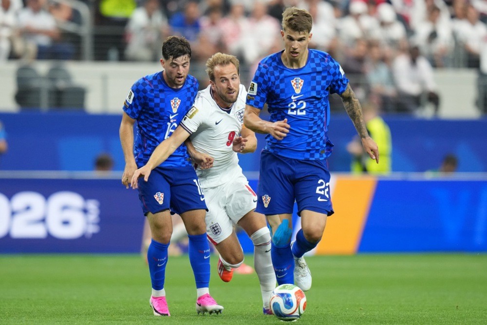 Luka Vuskovic (phải) tranh bóng với Harry Kane. Ảnh: EPA.