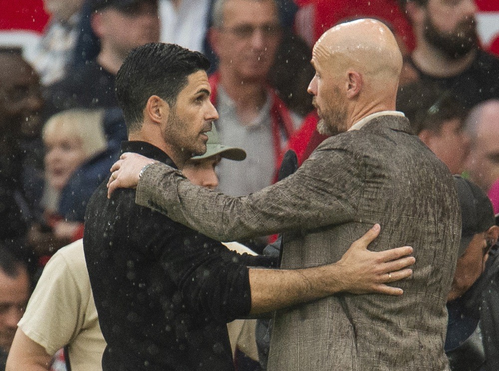 HLV Mikel Arteta và đồng nghiệp Erik ten Hag trong một trận đấu tại Ngoại hạng Anh hồi năm 2024. EPA/Peter Powell.