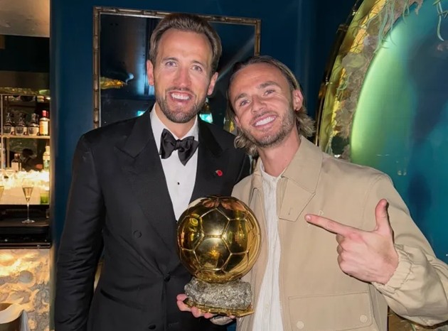 Harry Kane tiệc tùng với người thân và bạn bè sau khi giành danh hiệu Quả bóng vàng 2026. Ảnh: EPA