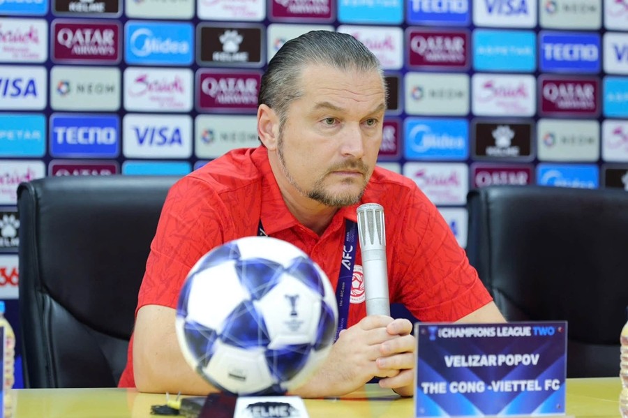 HLV Velizar Popov trong phòng họp báo trước trận gặp FC Seoul. Ảnh: Thể Công Viettel FC.