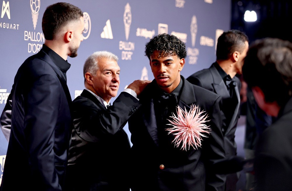 Chủ tịch Barcelona, ​​ông Joan Laporta, vỗ vai Lamine Yamal ở lễ trao giải Ballon d'Or 2026. Ảnh: EPA/Tolga Akmen.