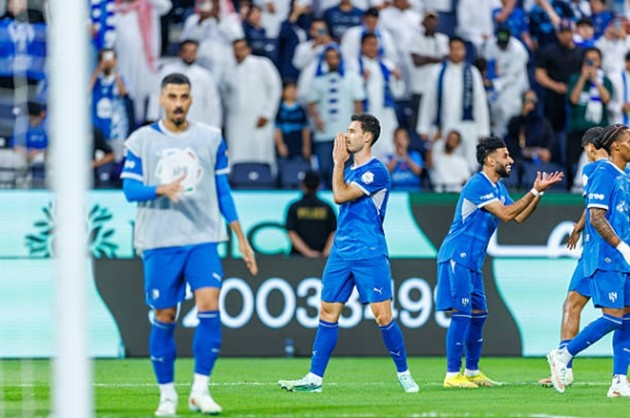 Al Hilal không thể chống đỡ Al Shamad. Ảnh: Abdullah Ahmed/Getty Images