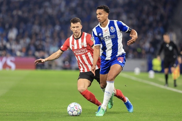 Alberto Costa đối đầu với Ivan Perisic của PSV Eindhoven tại Champions League. Ảnh: EPA
