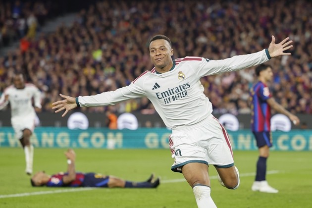 Real Madrid nuôi hy vọng cạnh tranh chức vô địch La Liga sau trận thắng Barca. Ảnh: EPA/ALBERTO ESTEVEZ