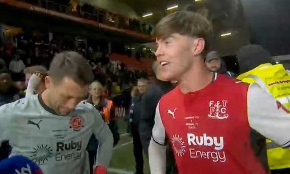 Conor Haughey không kiềm chế được cảm xúc. Ảnh: Sky Sports.