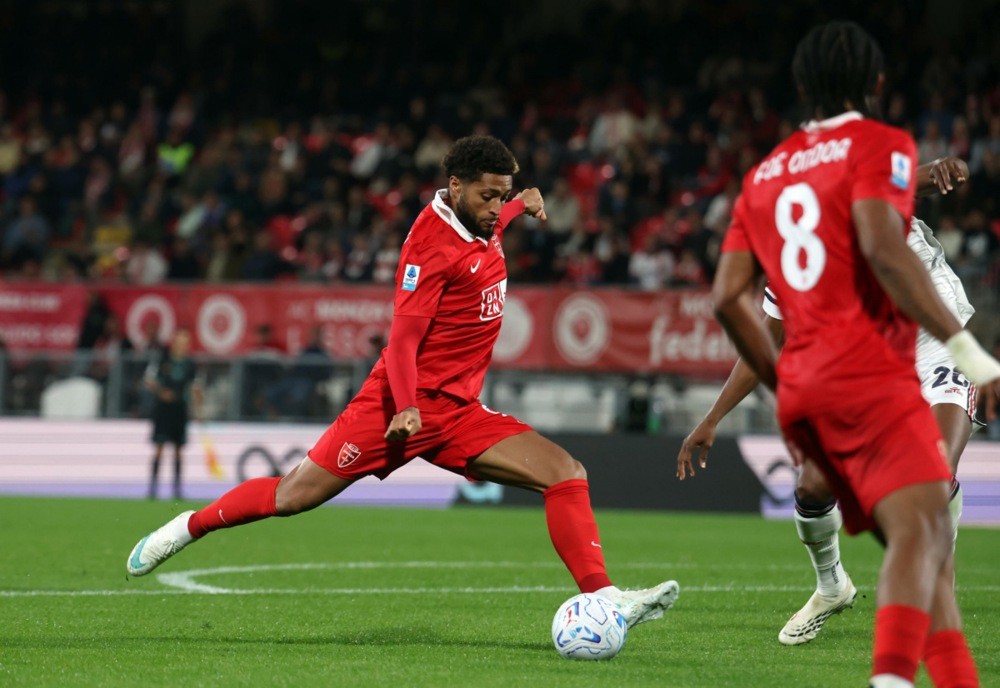 Varela đang toả sáng ở Serie A. Ảnh: EPA.
