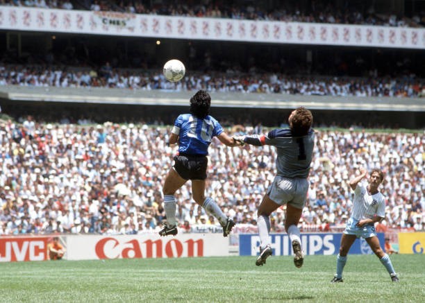 Phút 51 định mệnh và bàn thắng gây tranh cãi. Ảnh: Bob Thomas Sports Photography/Getty Images.