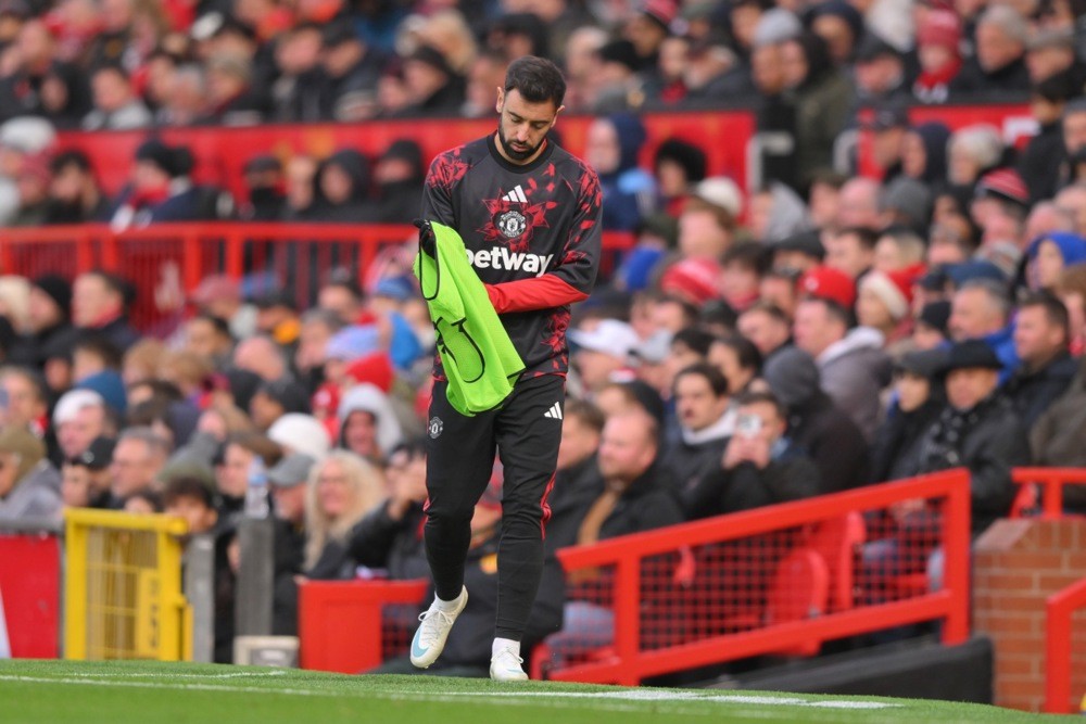 Carrick thẳng tay để Bruno Fernandes lên ghế dự bị. Ảnh: EPA.