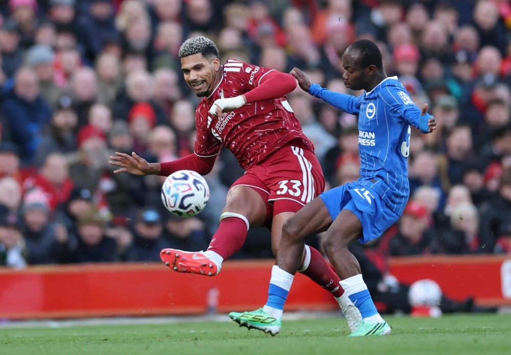 Ronald Araujo thích nghi tốt tại Liverpool. Ảnh: EPA.