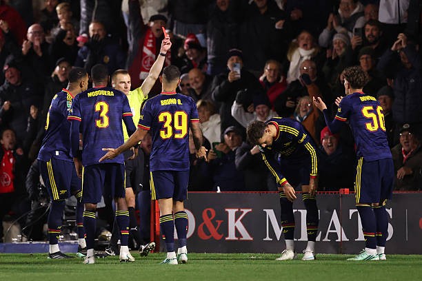 Dowman bị truất thẻ đỏ trong thất bại của Arsenal ở Carabao Cup. Ảnh: Carl Recine/Getty Images.