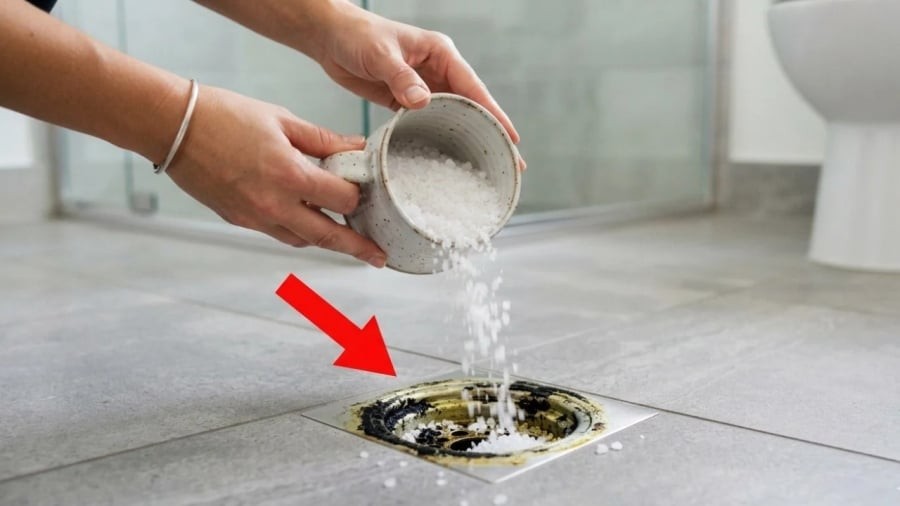 Đổ muối xuống đường ống thoát nước có tác dụng gì?
