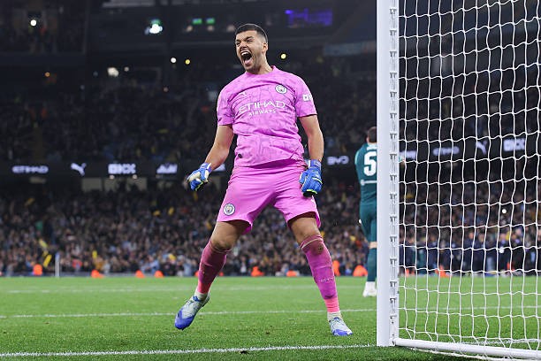 Thủ thành Geronimo Rulli là người hùng trên chấm luân lưu. Ảnh: James Gill/Getty Images