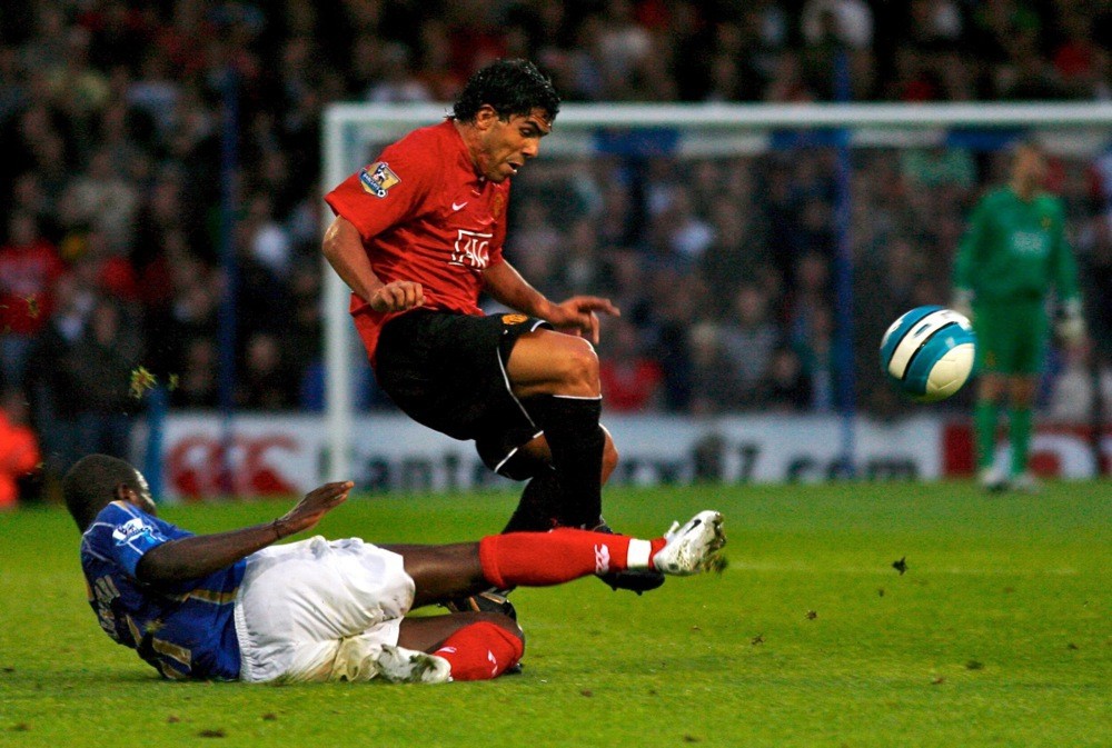  Carlos Tevez rời MU trong nuối tiếc. Ảnh: EPA.