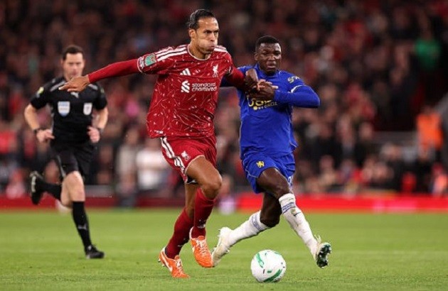 Moises Caicedo (6.5): Thoát pressing ấn tượng và giữ nhịp tốt nhất tuyến giữa. Anh trực tiếp mang về quả phạt đền trước khi bị thay ra. Ảnh: Carl Recine/Getty Images.