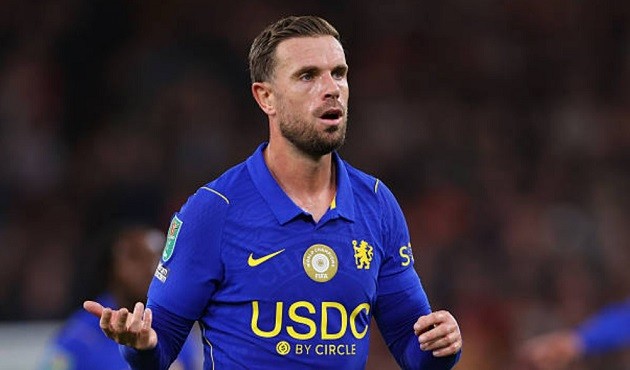 Jordan Henderson (6): Thi đấu tròn vai trên sân. Khi không tạo nhiều dấu ấn chuyên môn, anh vẫn tích cực lên tiếng chỉ đạo các đồng đội. Ảnh: Robbie Jay Barratt - AMA/Getty Images.