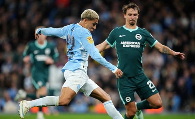 Rico Lewis - 6/10: Chơi tròn vai trong vai trò hậu vệ bó vào trung lộ nhằm gia tăng quân số tuyến giữa. Anh có một cú dứt điểm bị chặn ở phút 68 trước khi rời sân nhường chỗ cho Khusanov ở phút 76. (Ảnh:  Declan Lloyd/Manchester City FC via Getty Images)