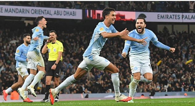 Vitor Reis - 9/10: Cầu thủ xuất sắc nhất trận. Trung vệ trẻ ghi bàn gỡ hòa 2-2 quý giá ở phút 72, đồng thời dẫn đầu toàn đội về số đường chuyền chính xác (58) và số lần can thiệp phòng ngự (16). (Ảnh: Dave Howarth - CameraSport via Getty Images)