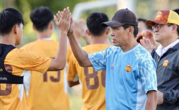 HLV Lê Quang Trãi còn nhiều việc phải làm với HAGL. Ảnh: Fanpage CLB HAGL.