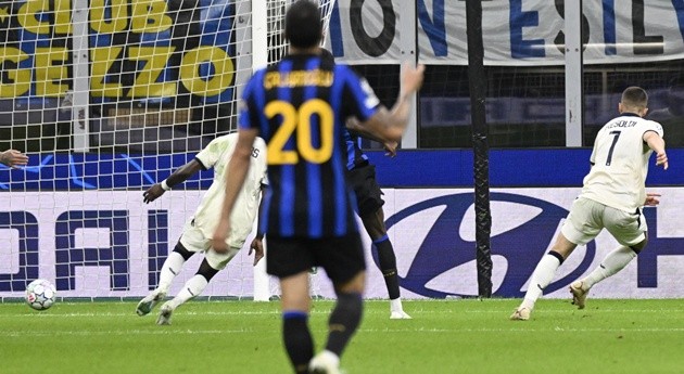 Số 7 Club Brugge ghi hat-trick vào lưới Inter. (Ảnh: EPA Images)
