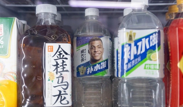 Mbappé, trong những chai nước giải khát hiệu Dongpeng của Trung Quốc, tại một siêu thị ở Bắc Kinh. (Ảnh: EPA Images)