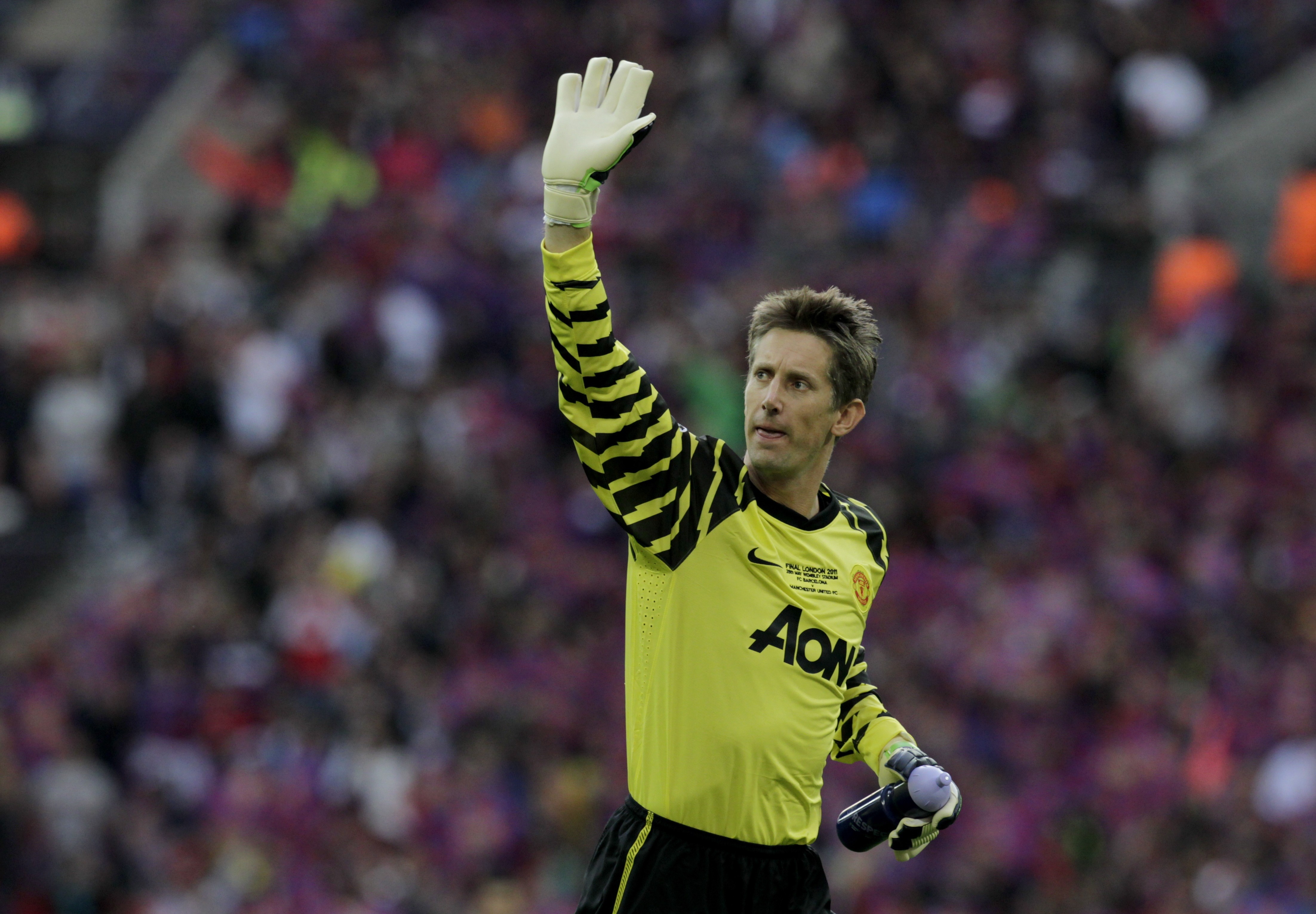 Van der Sar chứng minh tuổi tác không quyết định đẳng cấp. (Ảnh: EPA Images)