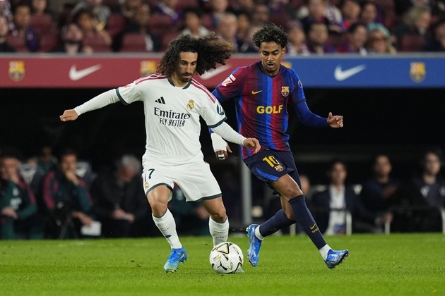 Lamine Yamal bị tố khiêu khích Marc Cucurella. Ảnh: EPA