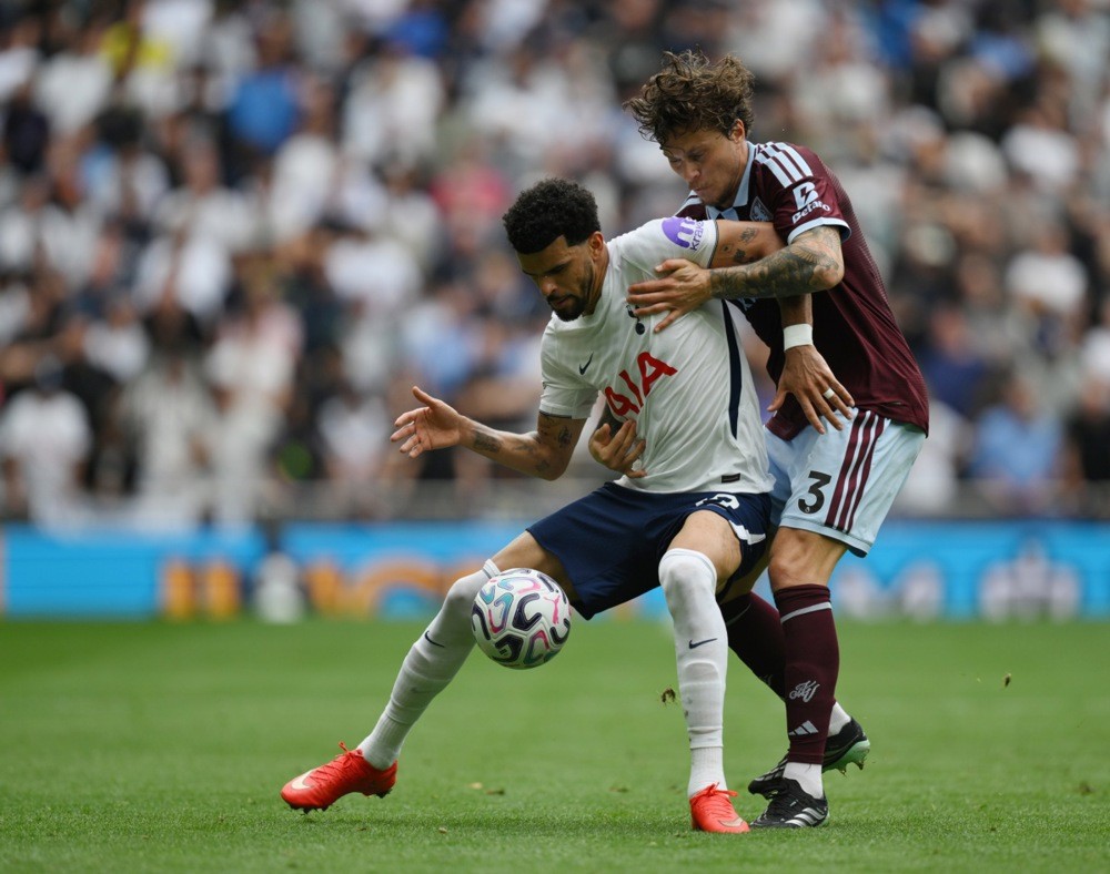 Liệu Man Utd có tiếc nuối khi chứng kiến Victor Lindelof chơi ấn tượng tại Aston Villa. Ảnh: EPA/Daniel Hambury.
